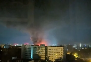 Рятувальники дістають людей із вогню: ДСНС показала руйнування в Києві (фото)