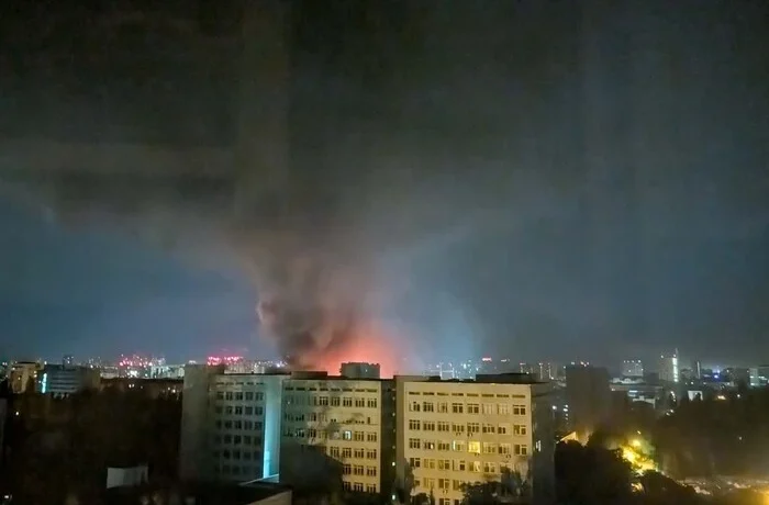 Рятувальники дістають людей із вогню: ДСНС показала руйнування в Києві (фото)