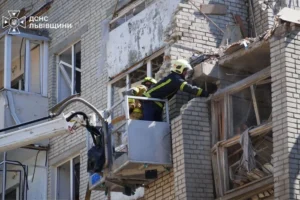 ДСНС показала, як триває розбір завалів після російського удару по Львову