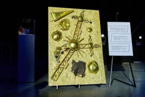Хрест із Лаври, збитий російським безпілотником, став експонатом у Гданську