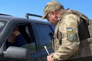 Бунт проти ТЦК у Львові: натовп перекинув бус через затримання 20-річного хлопця