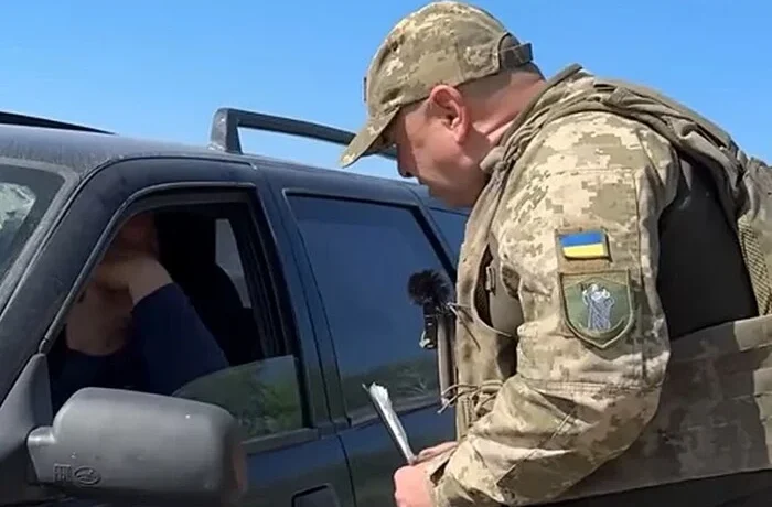 Бунт проти ТЦК у Львові: натовп перекинув бус через затримання 20-річного хлопця