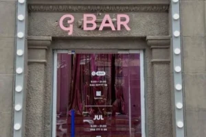 Під салон G×Bar у Києві невідомі підкинули рештки тварин: деталі скандалу