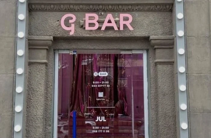 Під салон G×Bar у Києві невідомі підкинули рештки тварин: деталі скандалу