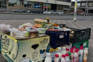 «Дежавю з 90-х». Біля метро в Києві розгорнулася стихійна торгівля простроченими продуктами