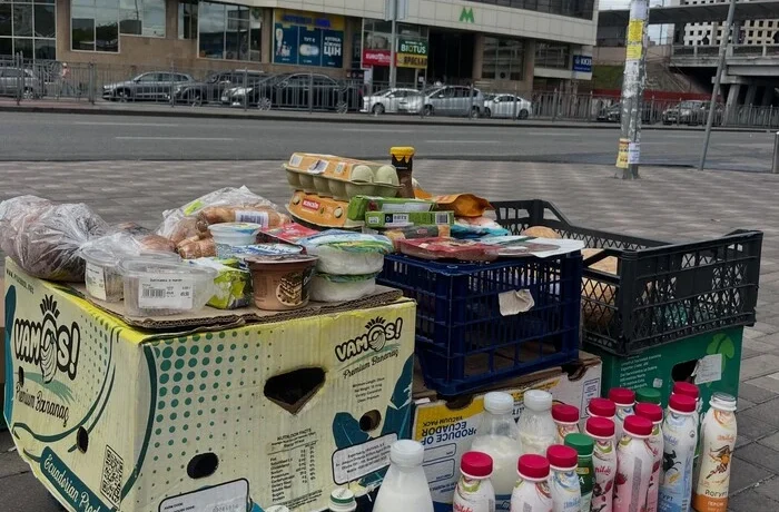 «Дежавю з 90-х». Біля метро в Києві розгорнулася стихійна торгівля простроченими продуктами