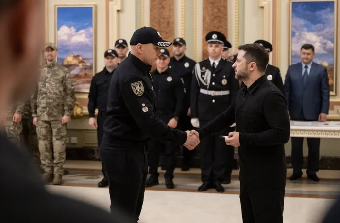 Зеленський відзначив поліцейських державними нагородами та присвоїв звання Героїв України