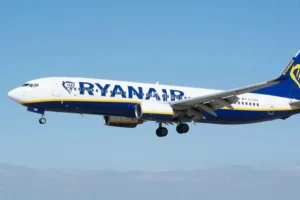 Пасажир опинився за бортом по плечі: літак Ryanair екстрено повернувся після зльоту
