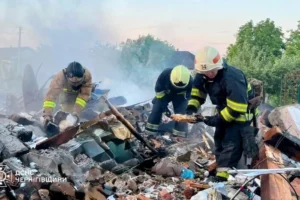 Дрони РФ влучили у житлові будинки на Чернігівщині: є поранені (фото, відео)