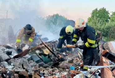 Дрони РФ влучили у житлові будинки на Чернігівщині: є поранені (фото, відео)