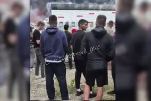 Росіяни прийшли подивитися, як палає і руйнується склад Wildberries у Рязані (відео)