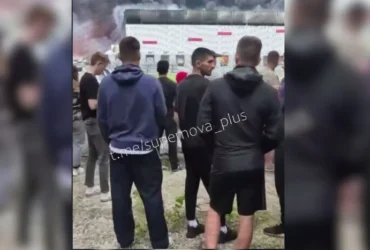 Росіяни прийшли подивитися, як палає і руйнується склад Wildberries у Рязані (відео)