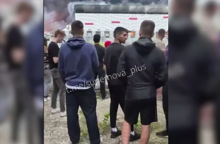 Росіяни прийшли подивитися, як палає і руйнується склад Wildberries у Рязані (відео)