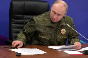 Путін у камуфляжі втрапив у кумедну ситуацію (відео)