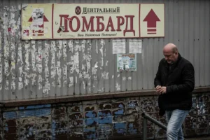 Росіяни понесли золото в ломбарди через зубожіння – розвідка