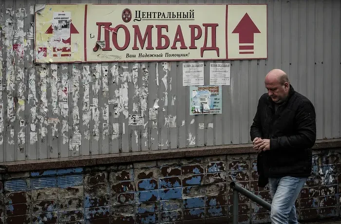 Росіяни понесли золото в ломбарди через зубожіння – розвідка