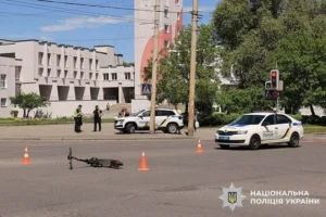У Хмельницькому підліток збив жінку на самокаті: яке покарання загрожує та які зміни ініціює поліція
