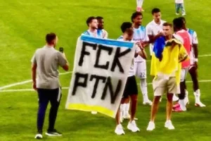 Ісенко і Романчук після гри кваліфікації Ліги чемпіонів з білорусами винесли антипутінський банер