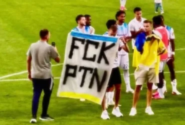 Ісенко і Романчук після гри кваліфікації Ліги чемпіонів з білорусами винесли антипутінський банер