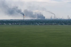Уперше дрони атакували найбільший НПЗ Росії: чим важливий Омський завод