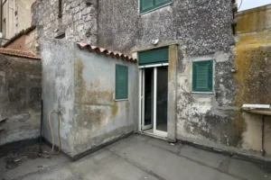 Блогер розповів, скільки насправді треба викласти у будинок, який у Італії продають за €1