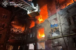 Удар по Запоріжжю: рятувальники показали наслідки атаки (фото)