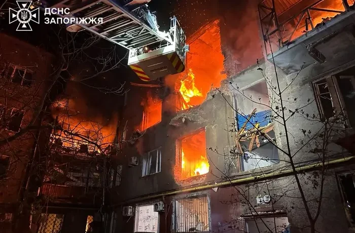 Удар по Запоріжжю: рятувальники показали наслідки атаки (фото)