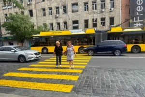 Біля метро «Лук’янівська» відкрито новий наземний перехід, облаштований за добу після атаки РФ
