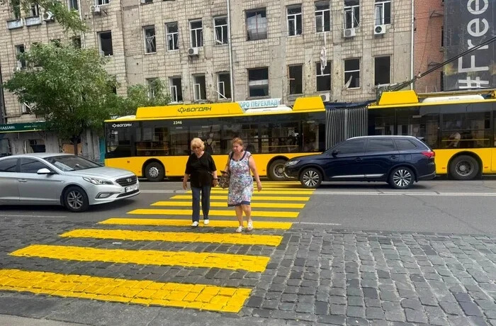 Біля метро «Лук’янівська» відкрито новий наземний перехід, облаштований за добу після атаки РФ