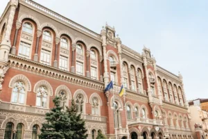 Гривня під керованим захистом, або Як валютні інтервенції формують монетарну «стабільність» України