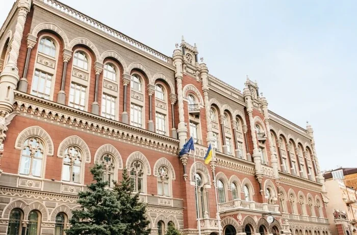 Гривня під керованим захистом, або Як валютні інтервенції формують монетарну «стабільність» України