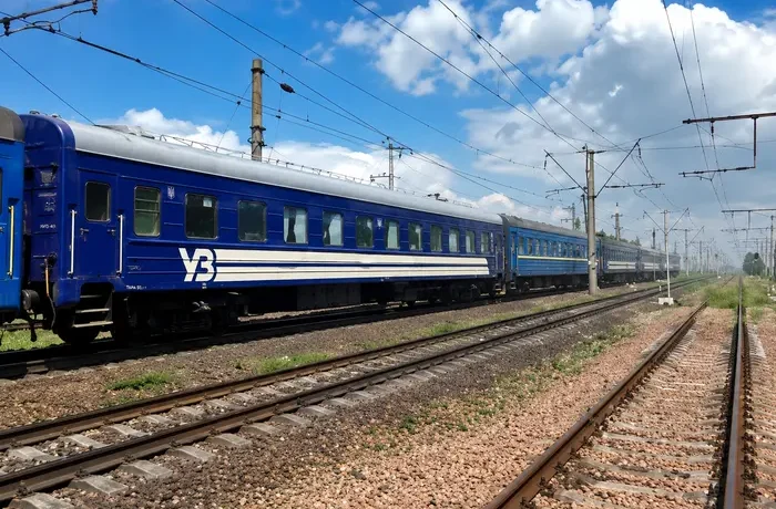 «Укрзалізниця» відновила рух поїздів на Київщині після обстрілу