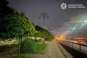 Забили до смерті чоловіка на Набережному шосе у Києві: поліція затримала двох підозрюваних