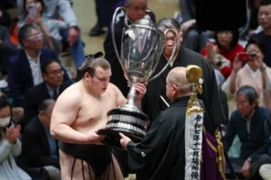 Українець Аонішікі втретє в кар’єрі яскраво тріумфував у Кубку Імператора із сумо