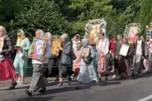 Парафіяни Московської церкви вирушили хресною ходою до Почаївської лаври (відео)