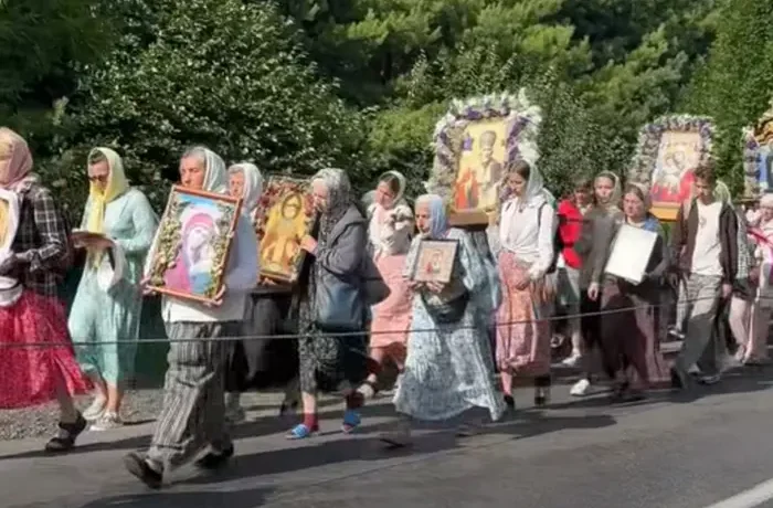 Парафіяни Московської церкви вирушили хресною ходою до Почаївської лаври (відео)