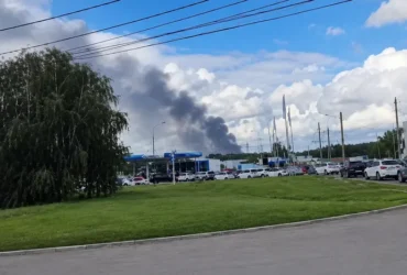 В Омську утворилися черги за бензином після удару по найбільшому НПЗ Росії (відео)