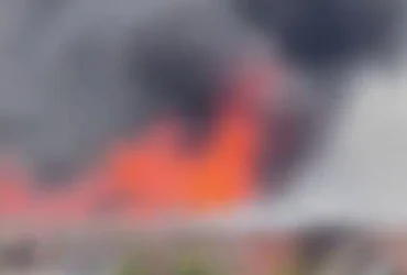 У Києві спалахнула пожежа після падіння БпЛА (відео)