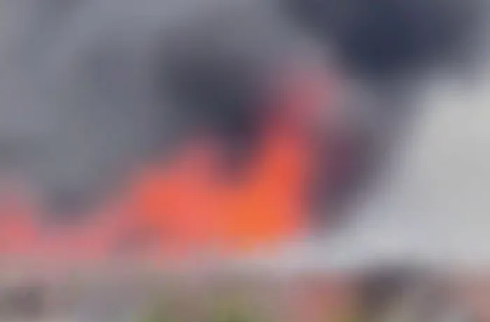 У Києві спалахнула пожежа після падіння БпЛА (відео)
