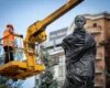 У Києві розпочато демонтаж захисту з пам’ятника Лесі Українці (фото)