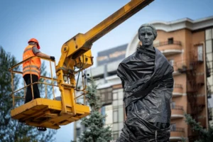 У Києві розпочато демонтаж захисту з пам’ятника Лесі Українці (фото)
