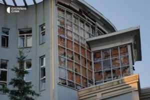 Росіяни скинули п’ять КАБів на Суми: пошкоджено центр міста
