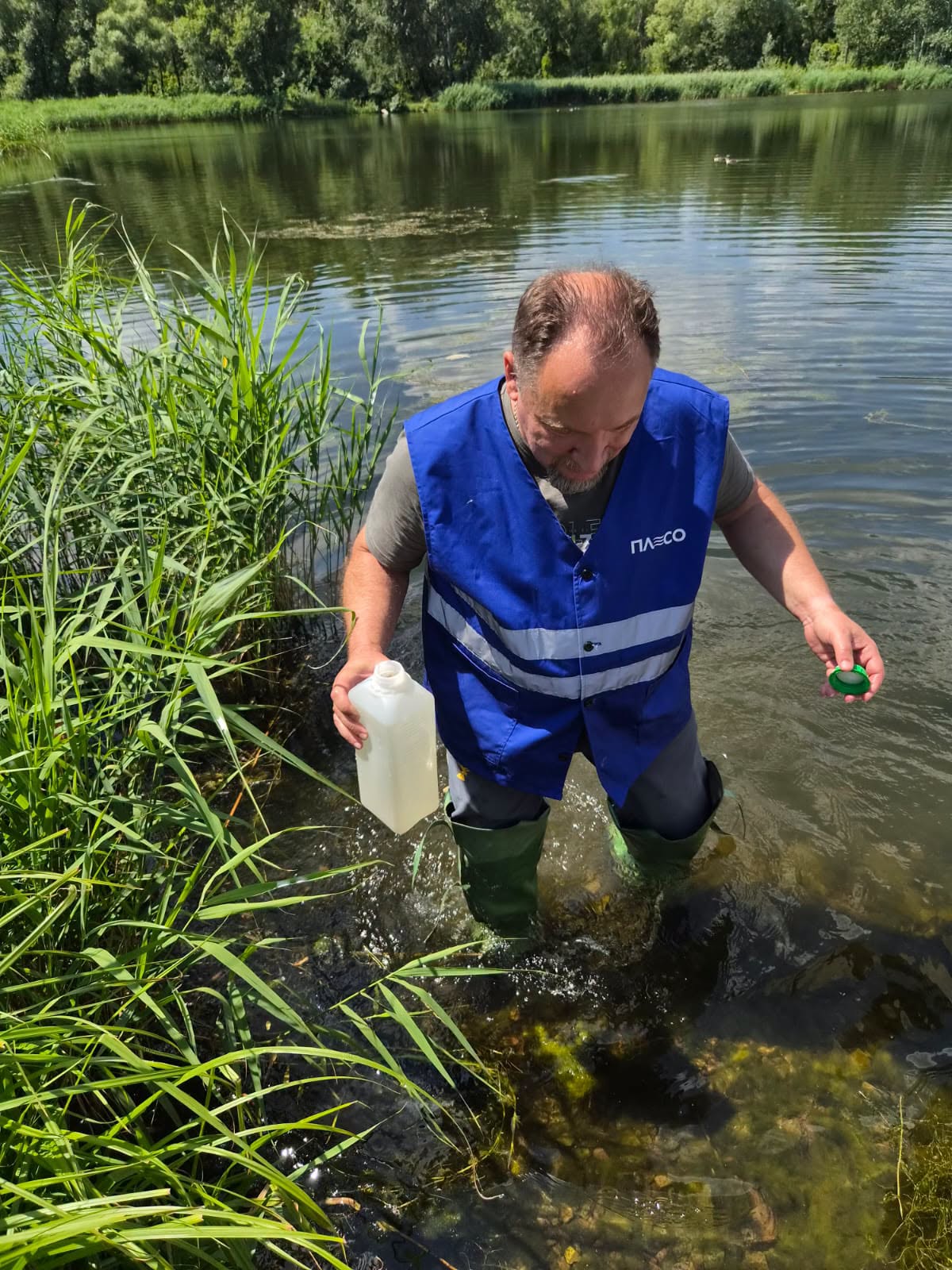 Комунальники оперативно відібрали проби води на річці Сирець, озері Кирилівському та у точці виходу води до річки Дніпро