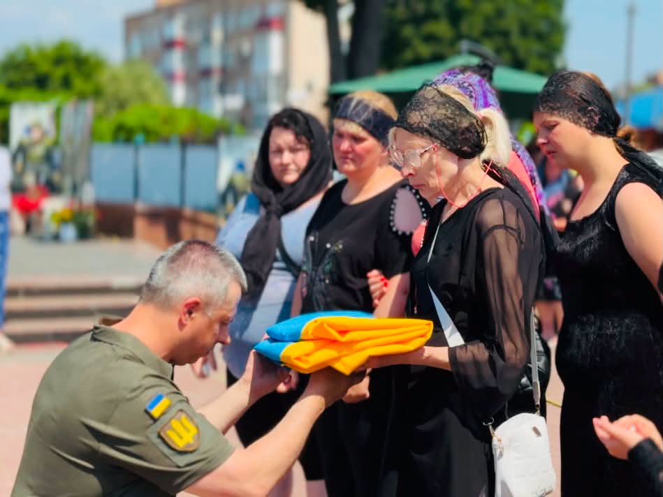 Передача державного прапора України родині захисника Олександра Лагуна