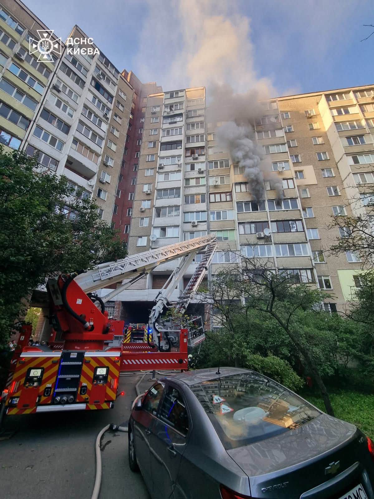 Встановлення пожежного колінчастого підіймача ускладнювали запарковані автівки у дворі та висока рослинність