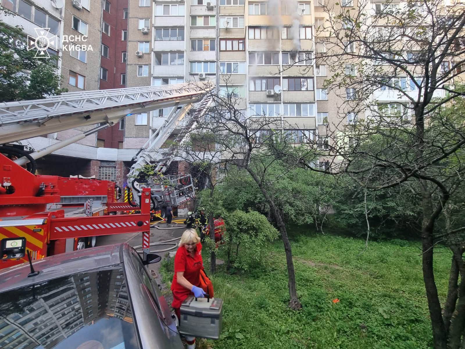 Медики надали першу допомогу жінці, що впала з балкона, та госпіталізували її в одну з лікарень міста