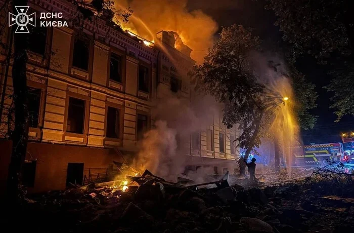 РФ пошкодила знаменитий кінотеатр, історичну будівлю та гуртожиток у Києві