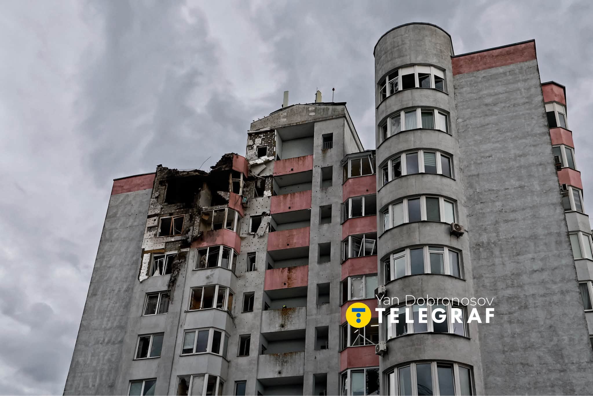 Момент влучання «шахеда» у багатоповерхівку на Троєщині потрапив на відео фото 3