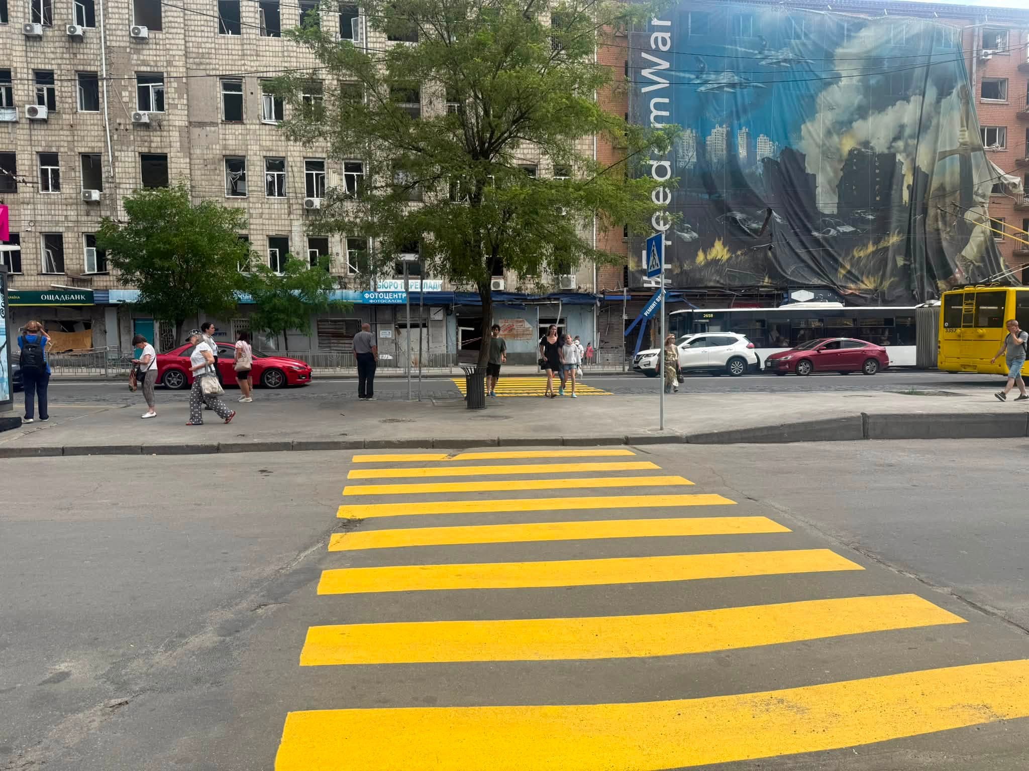 Перехід з’явився на вулиці Юрія Іллєнка між виходом зі станції метро та заводом «Артем»