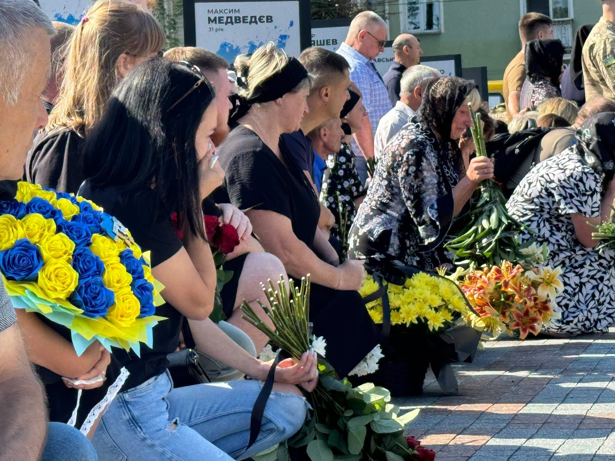 На прощання із Максимом Веремейчиком люди принесли багато квітів